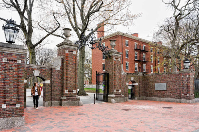 Cambridge,,Usa,-,April,29,,2015:,Entrance,Gate,In,Harvard
