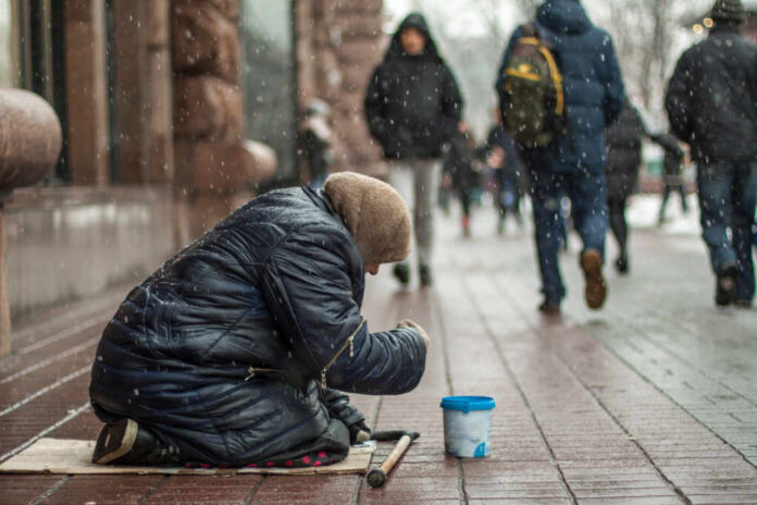 Hungry,Homeless,Beggar,Woman,Beg,For,Money,On,The,Urban