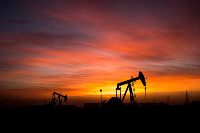 Silhouette,Of,Crude,Oil,Pump,In,The,Oilfield,At,Sunset.
